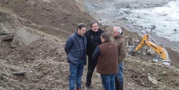 Trabajos. Una postal de la supervisión oficial en la base del cerro Chenque tras el derrumbe en el sur. 